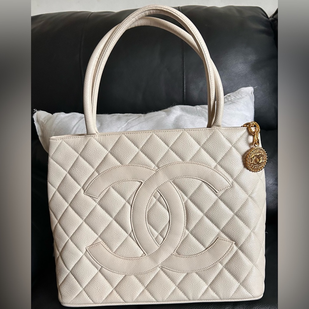 Auth CHANEL Caviar Medallion Tote Ivory Caviar Skin Tote Bag Gold hardware